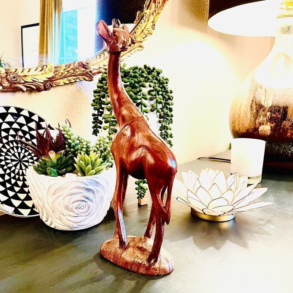 ♥️ Giraffe 🦒 figurine, mid century hand carved vintage